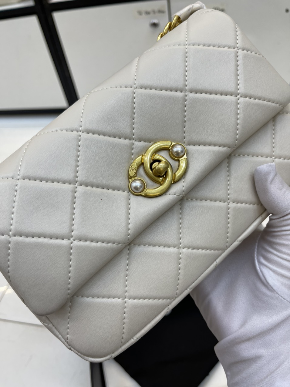 Túi Xách Chanel Super Classic Khóa Hạt Ngọc Màu Trắng Size 22cm
